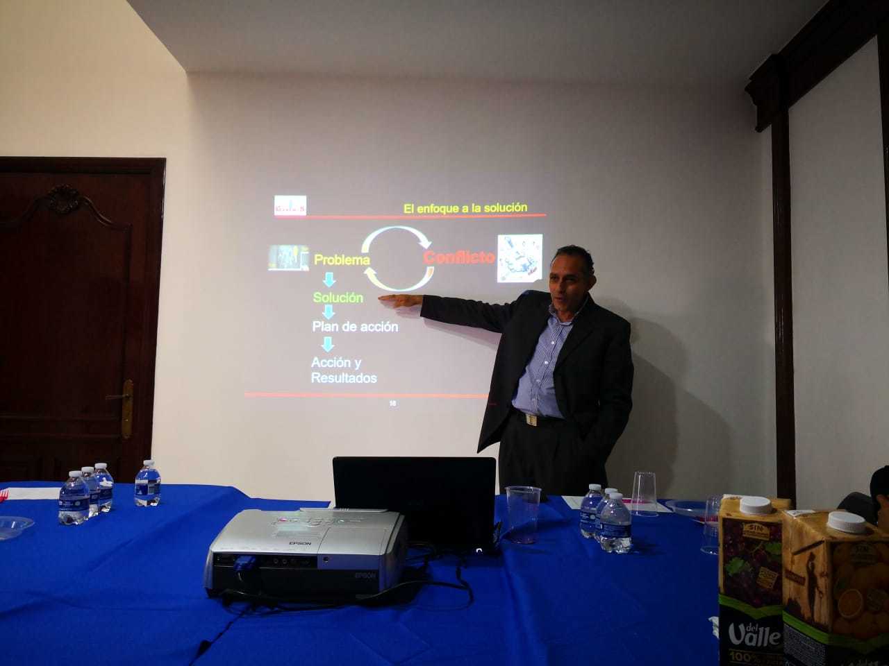 Curso: "Manejo de Conflictos y Clima Laboral" en el Centro de Atención Femenina Integral